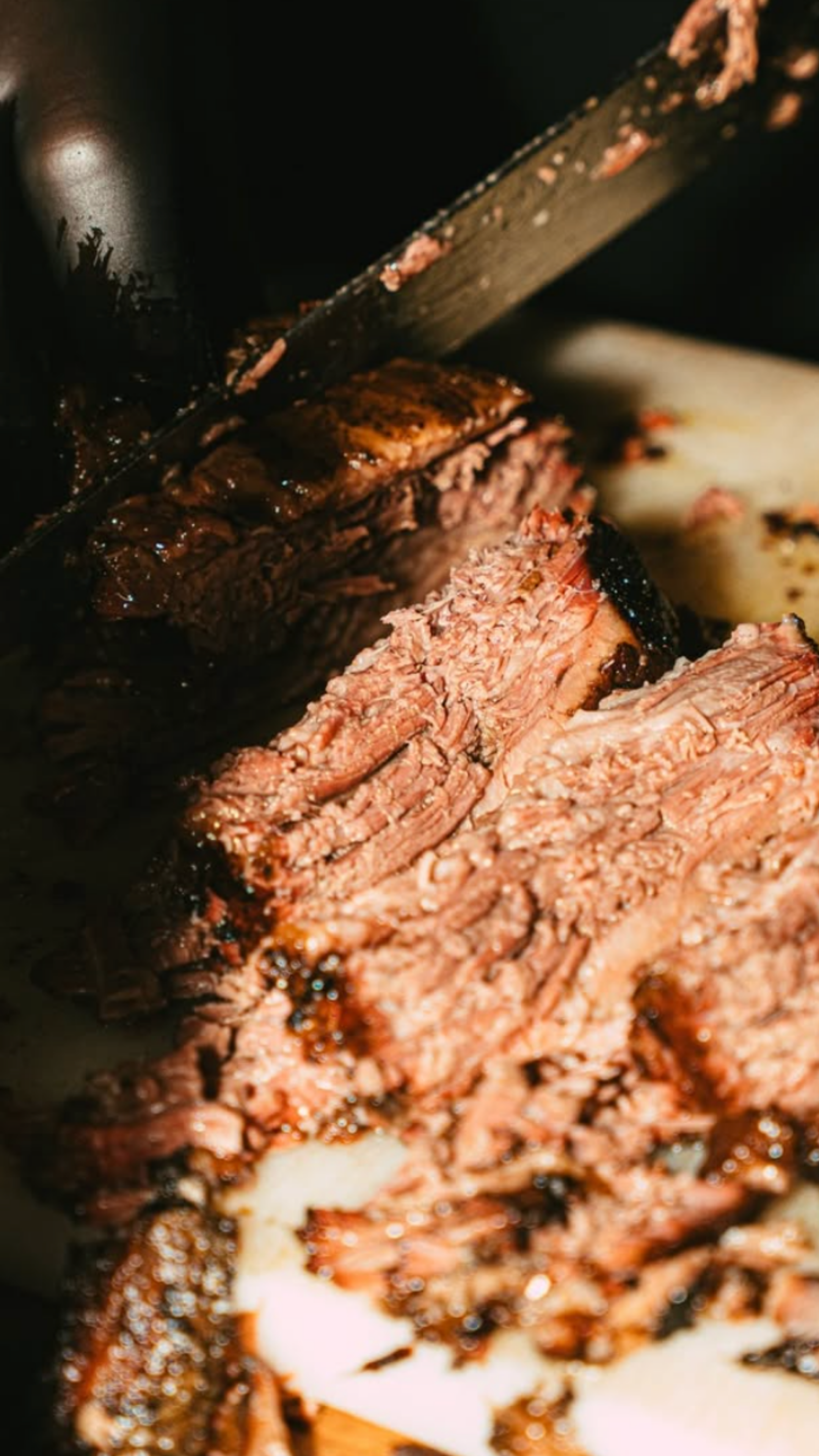 Pièces de viande fumées lentement au smoker, dressées en portion individuelle pour la formule Festin