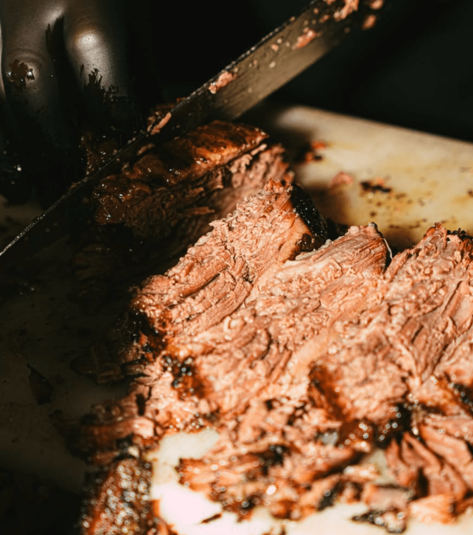 Pièces de viande fumées lentement au smoker, dressées en portion individuelle pour la formule Festin