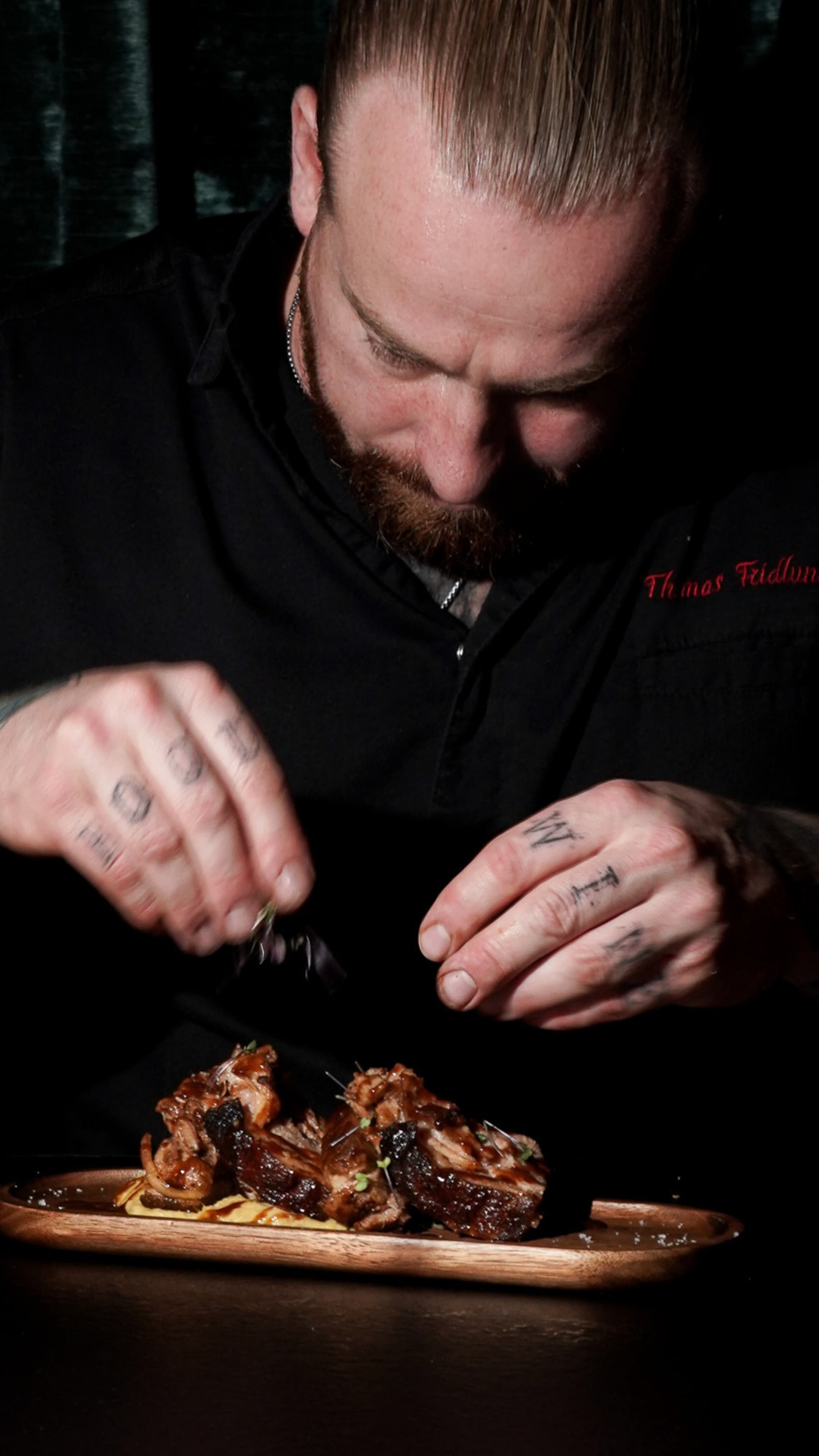 Thomas Fridlund, chef et master smoker, au dressage d'une pièce fumée