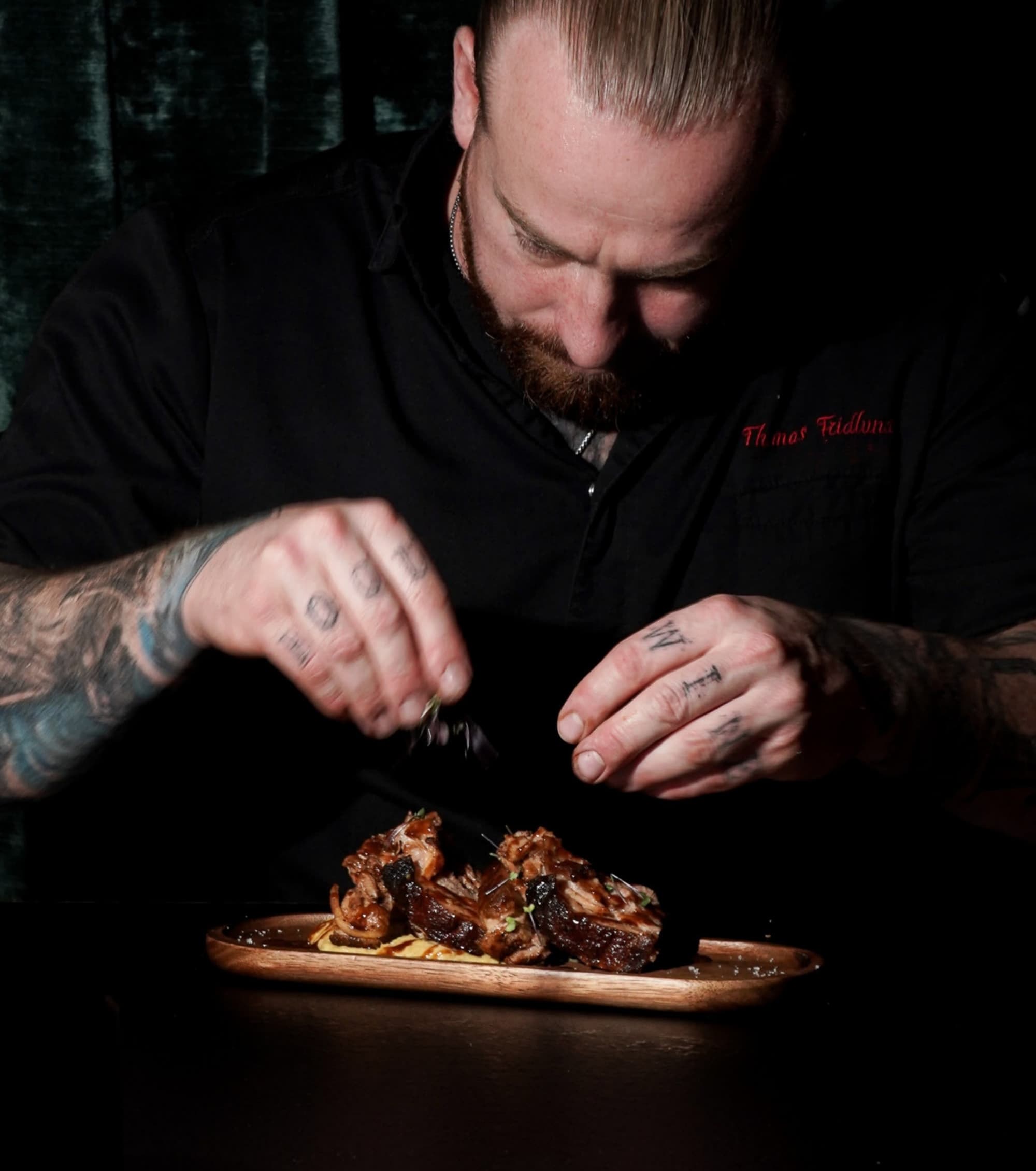 Thomas Fridlund, chef et master smoker, au dressage d'une pièce fumée